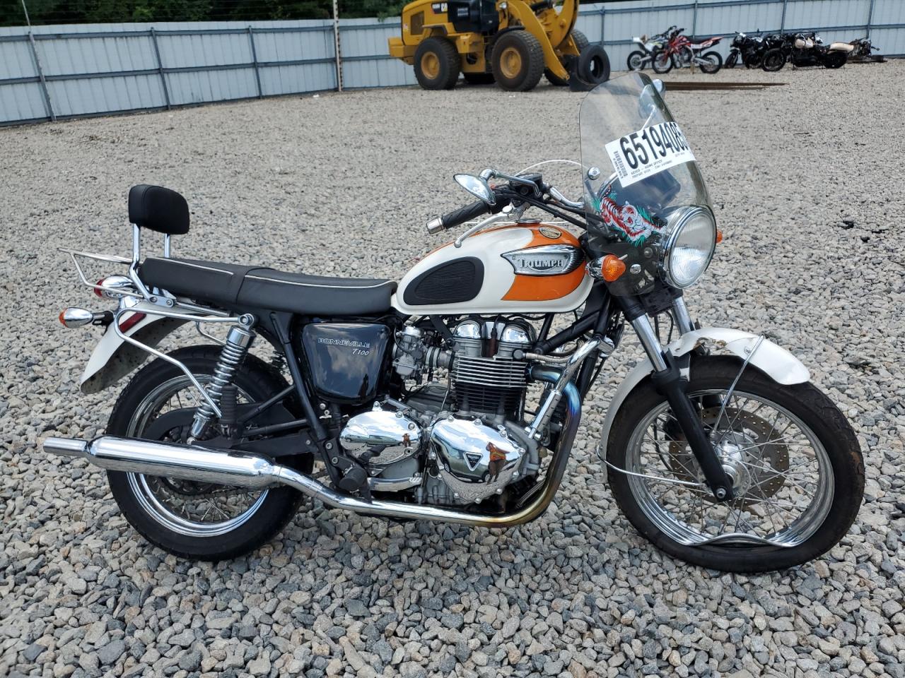 Triumph motorcycle T100 bonne
