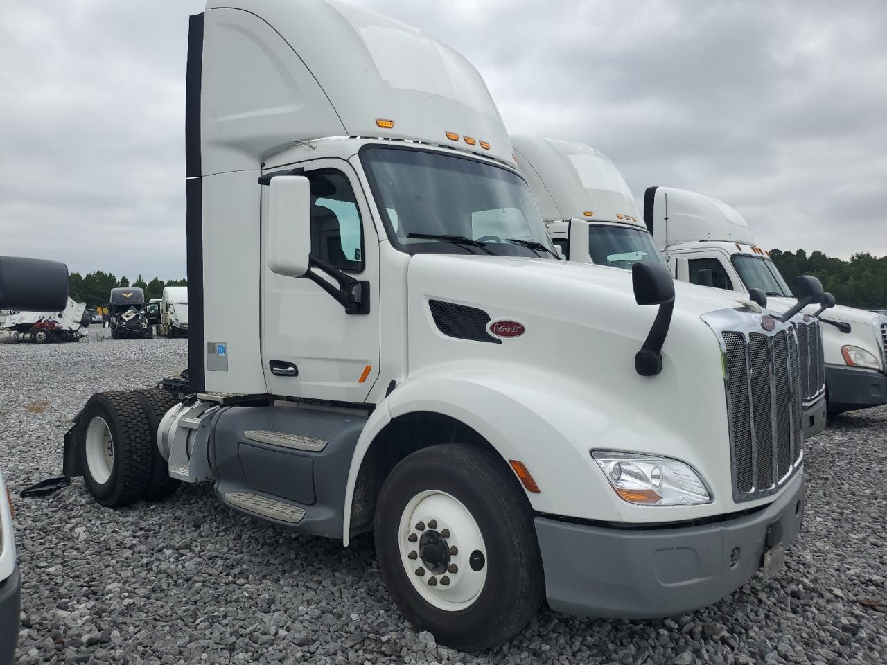 2017 Peterbilt tractor 579