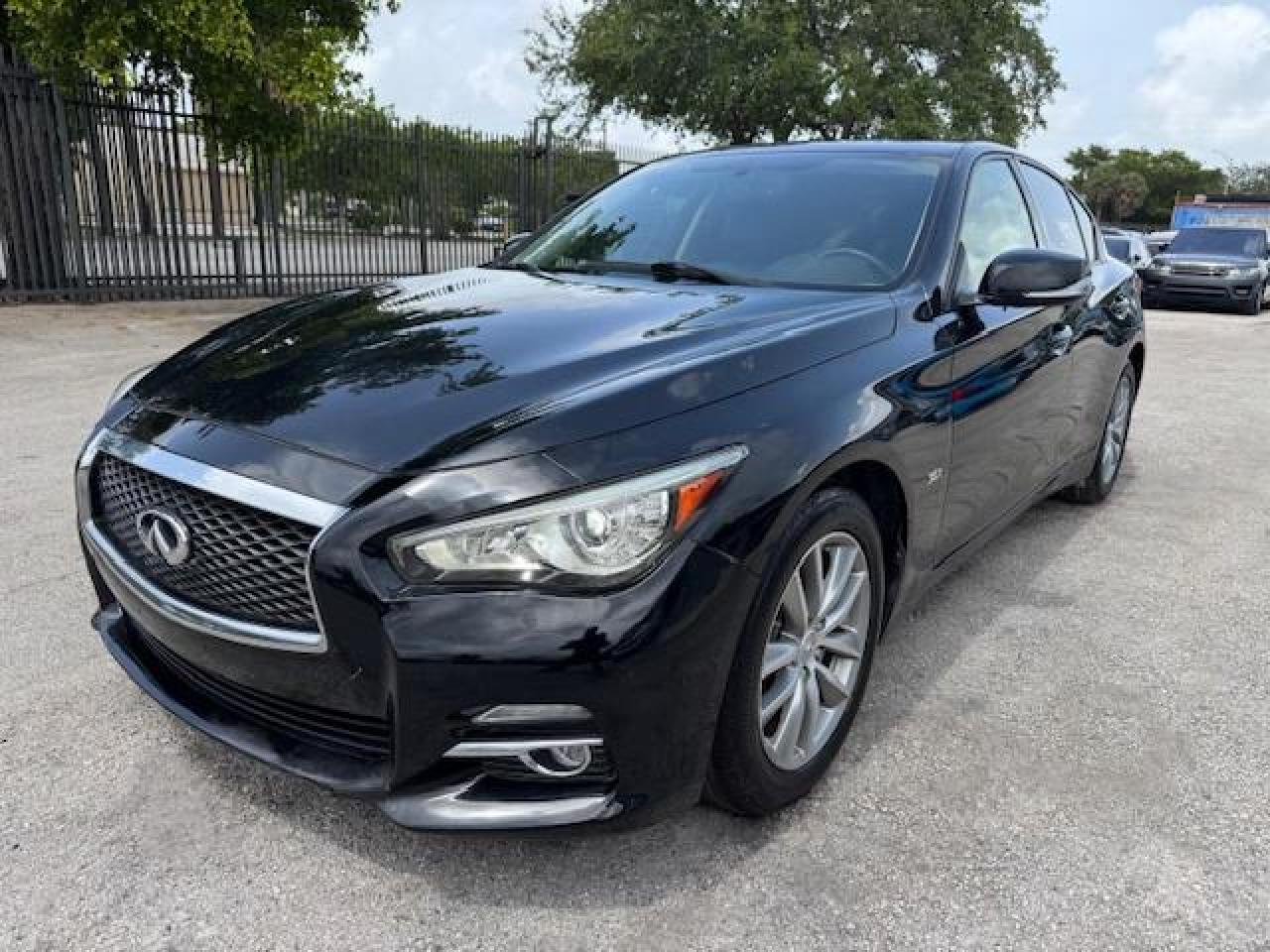 Infiniti Q50 premiu