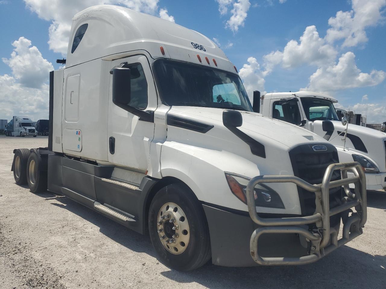 2018 Freightliner Cascadia 1
