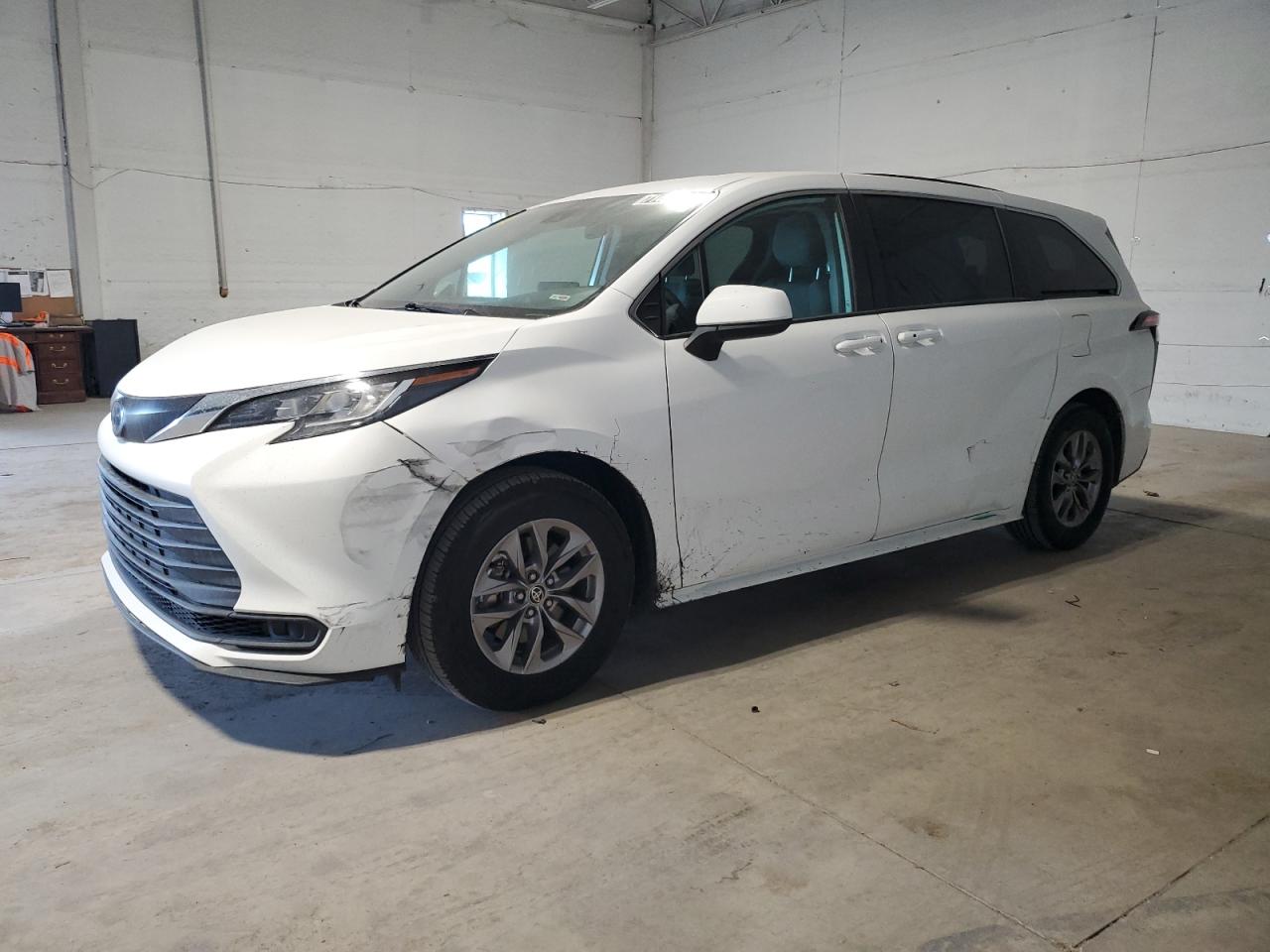 2023 Toyota Sienna le