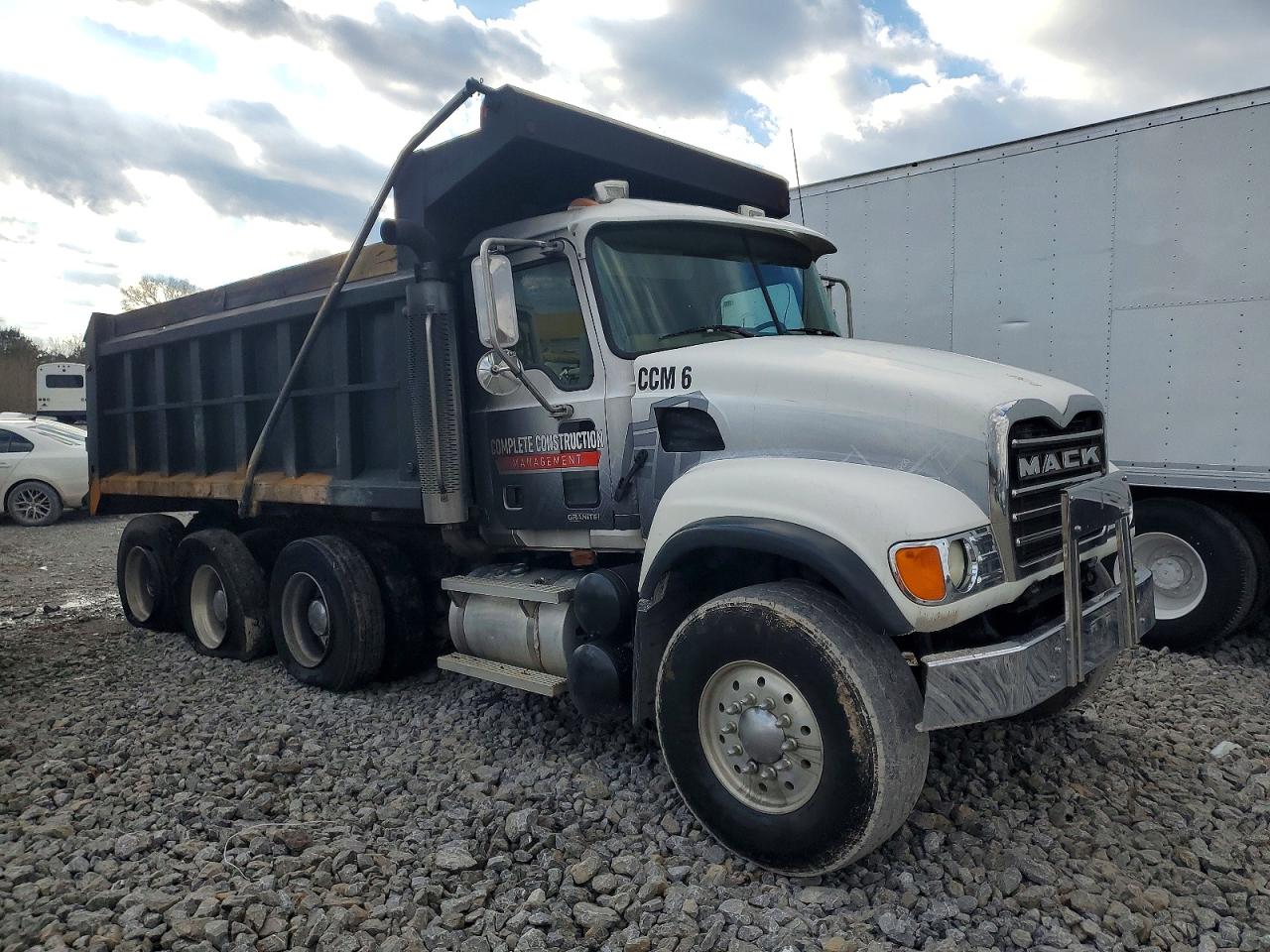 2004 Mack 700