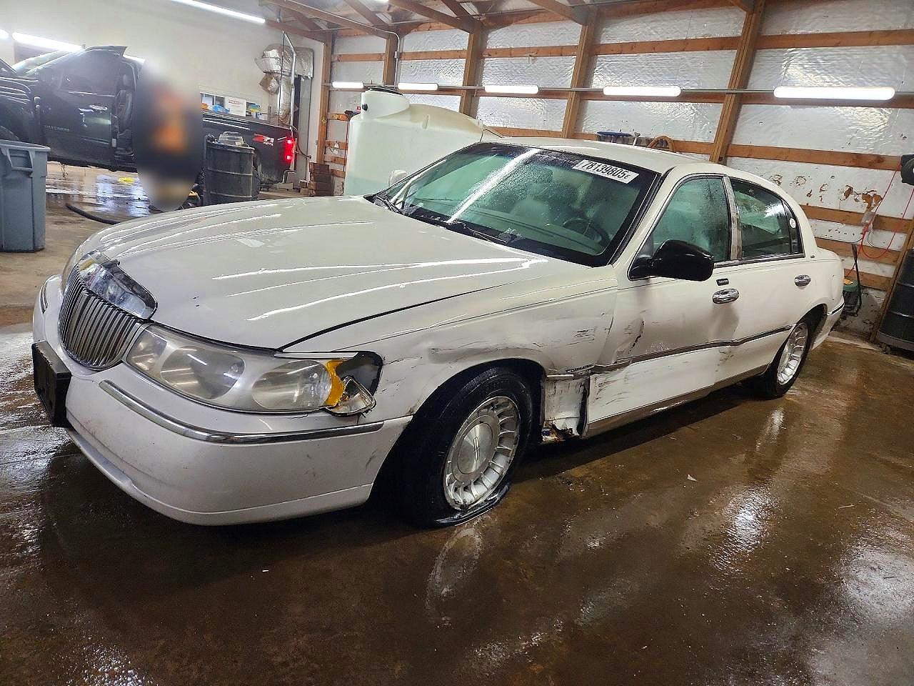 2001 Lincoln Town Car