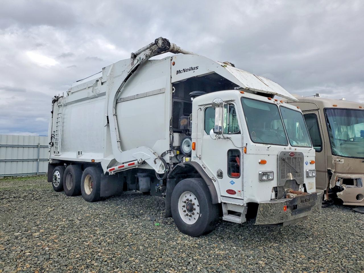 2013 Peterbilt 320