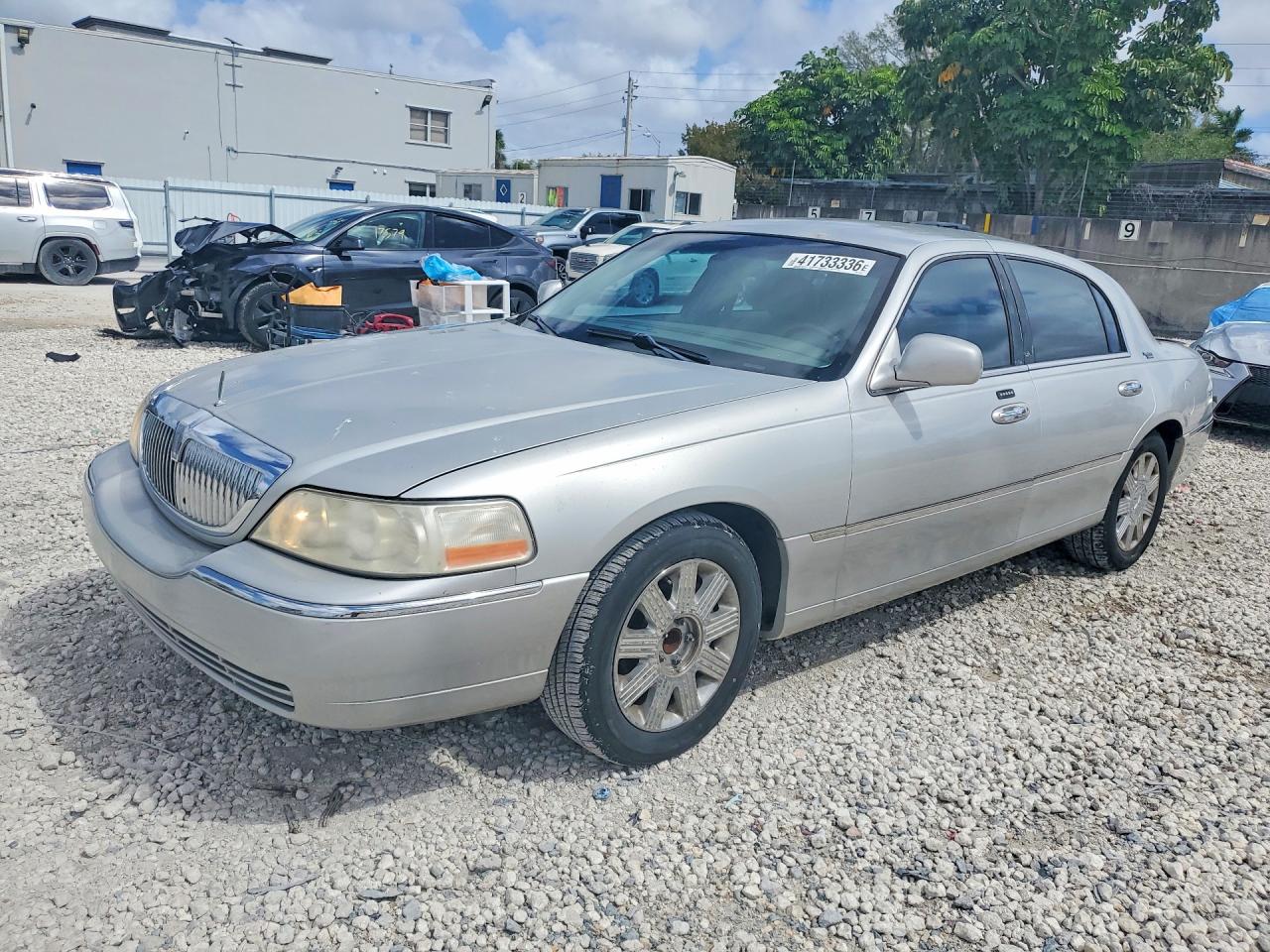 2005 Lincoln Town Car