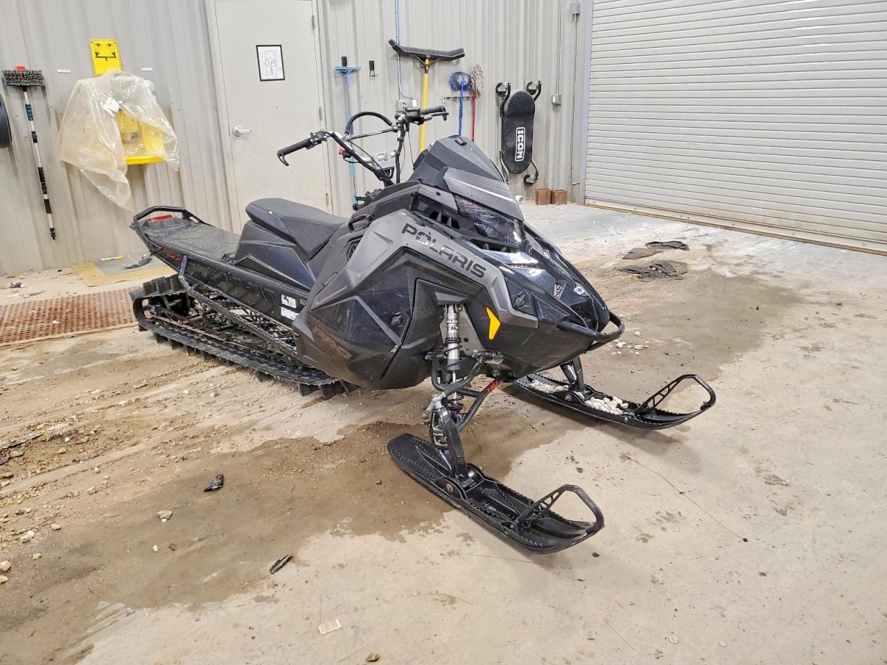 Pola Snowmobile