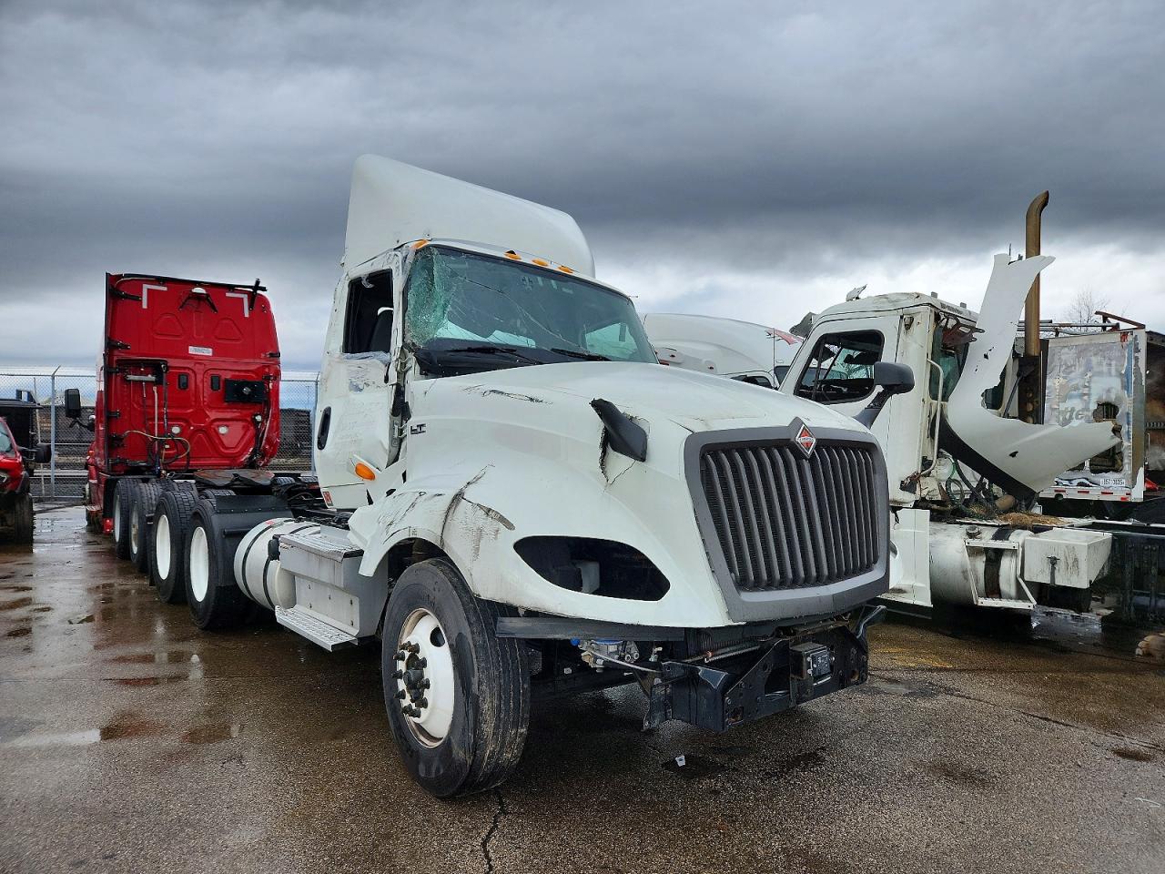 International Lt62f Semi Truck