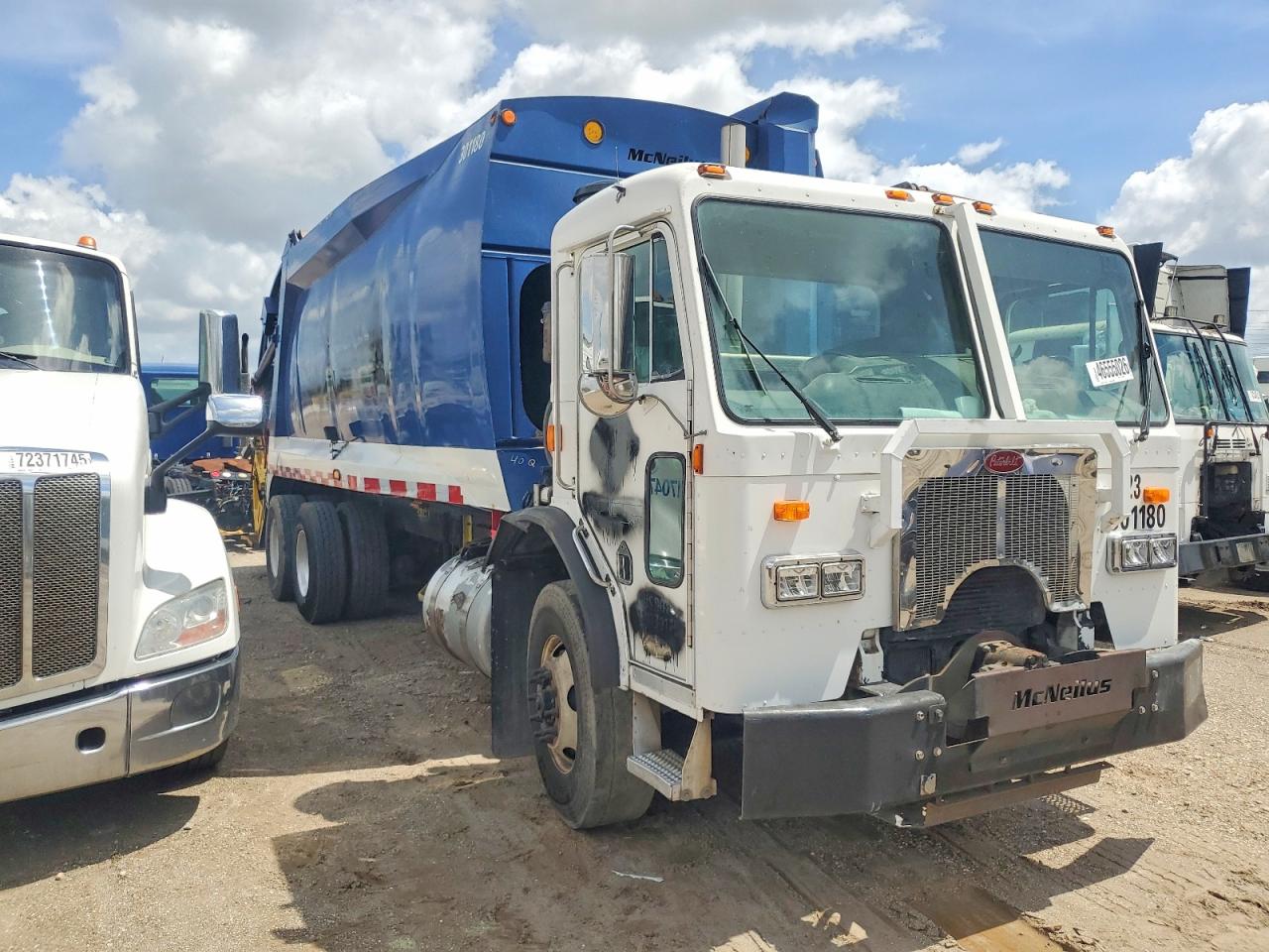2011 Peterbilt 320