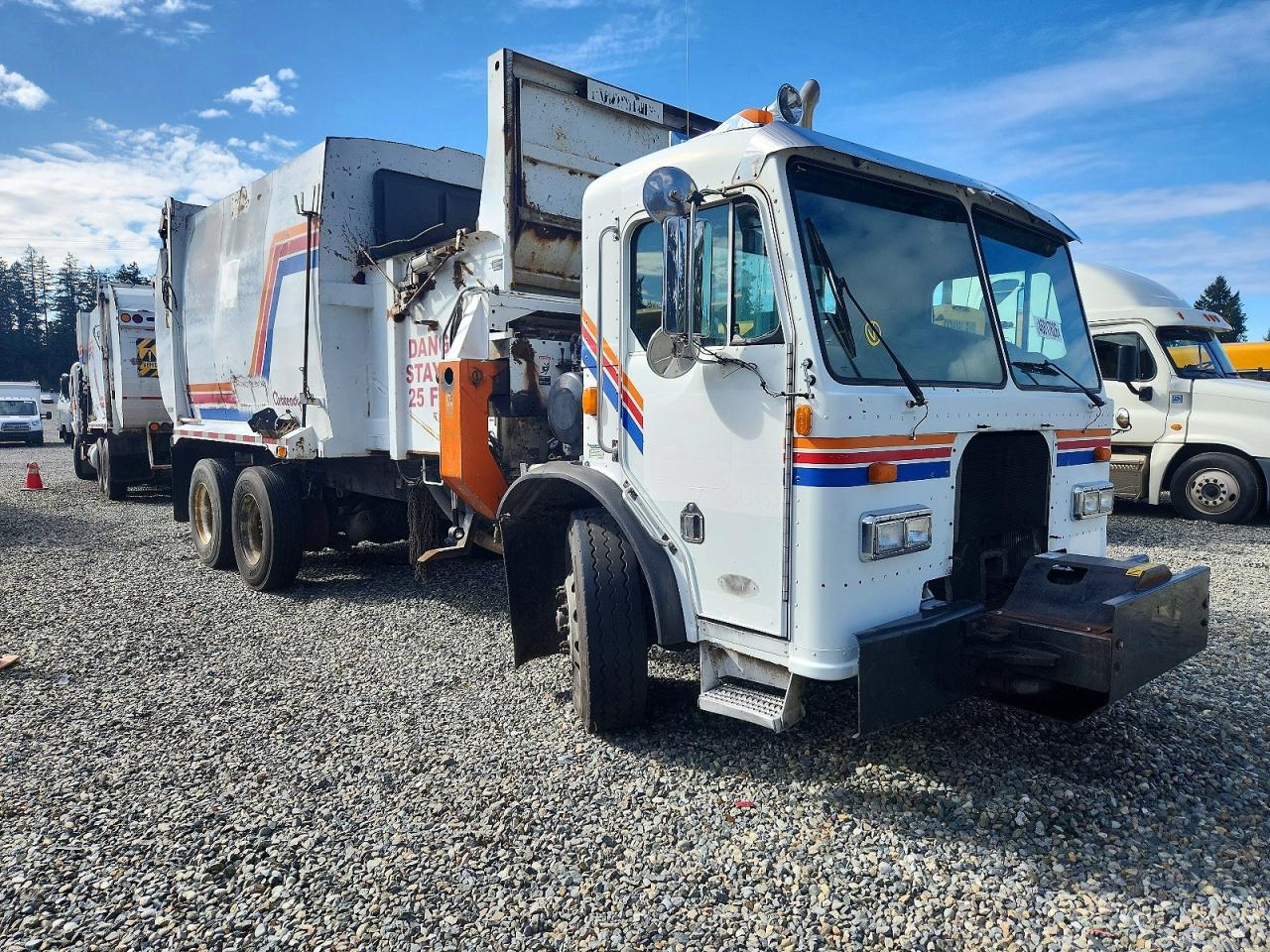 2007 Peterbilt 320