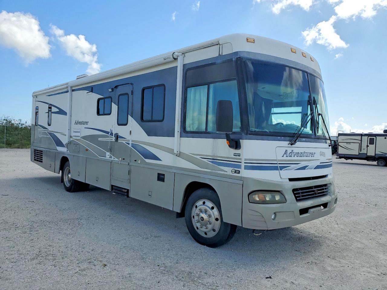 2005 Winnebago Adventurer