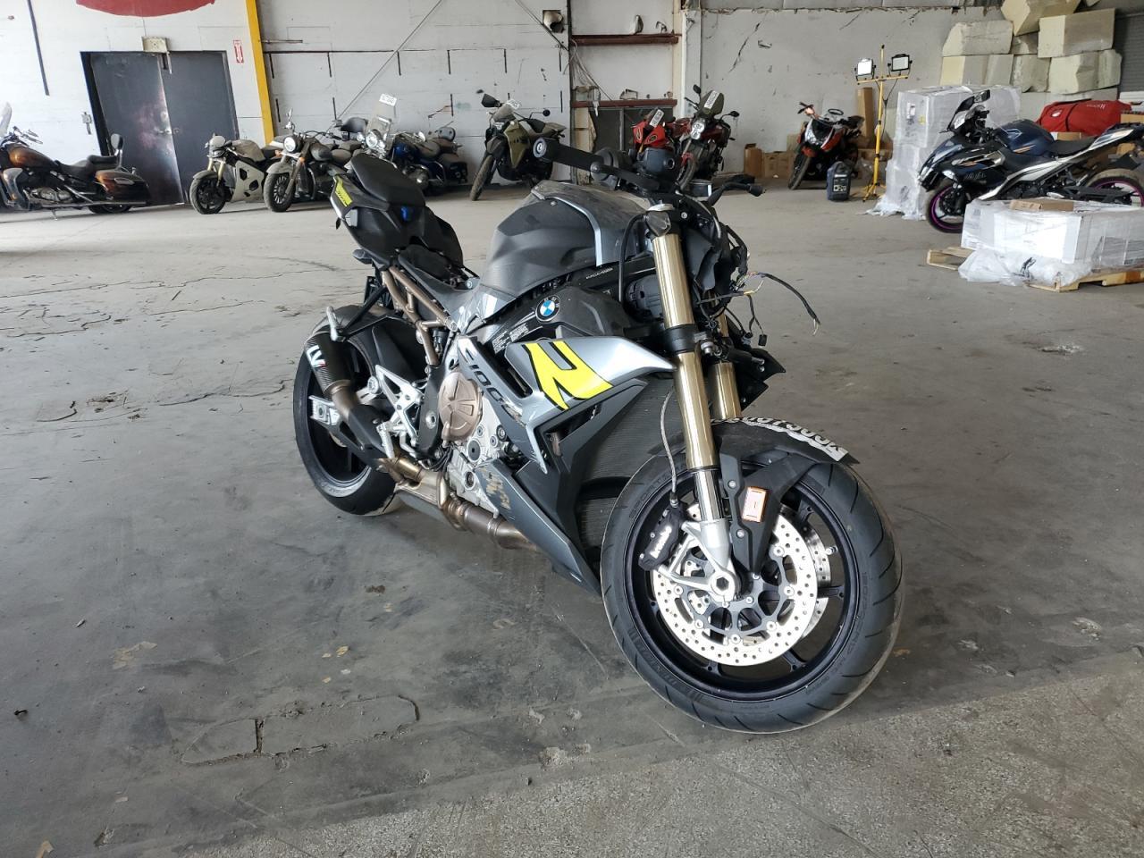 2023 BMW S