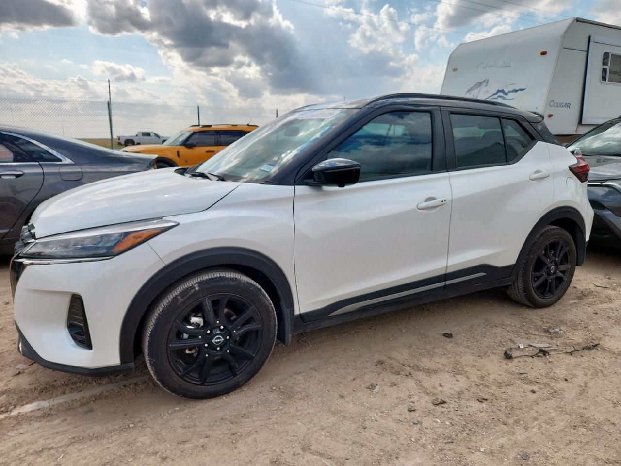 2024 Nissan Kicks sr SR