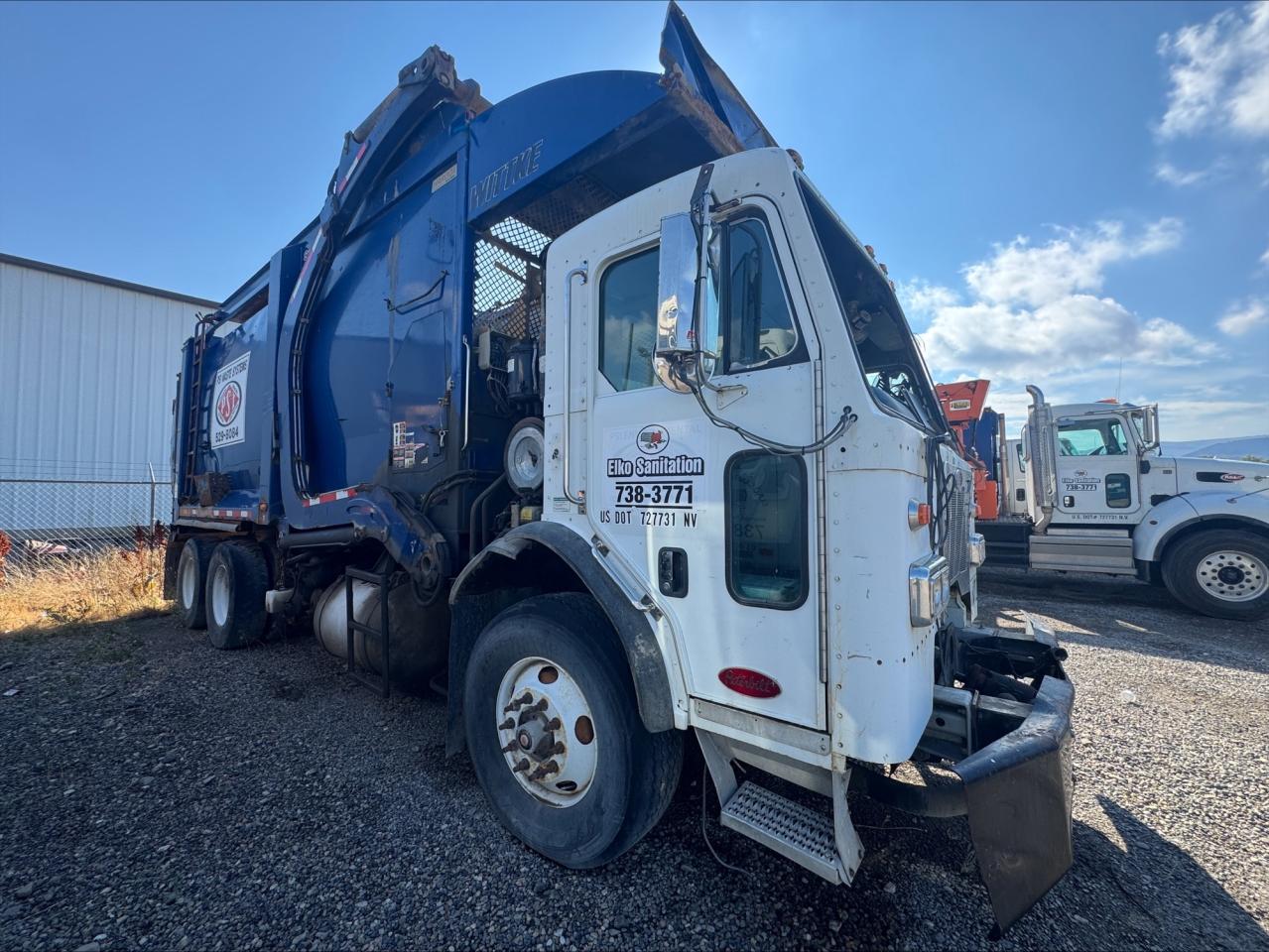 2014 Peterbilt 320