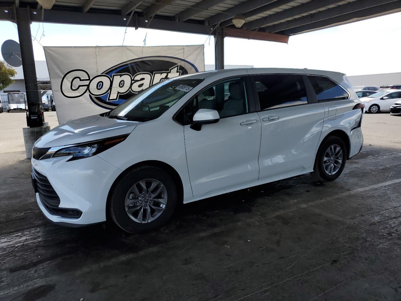 2025 Toyota Sienna le LE