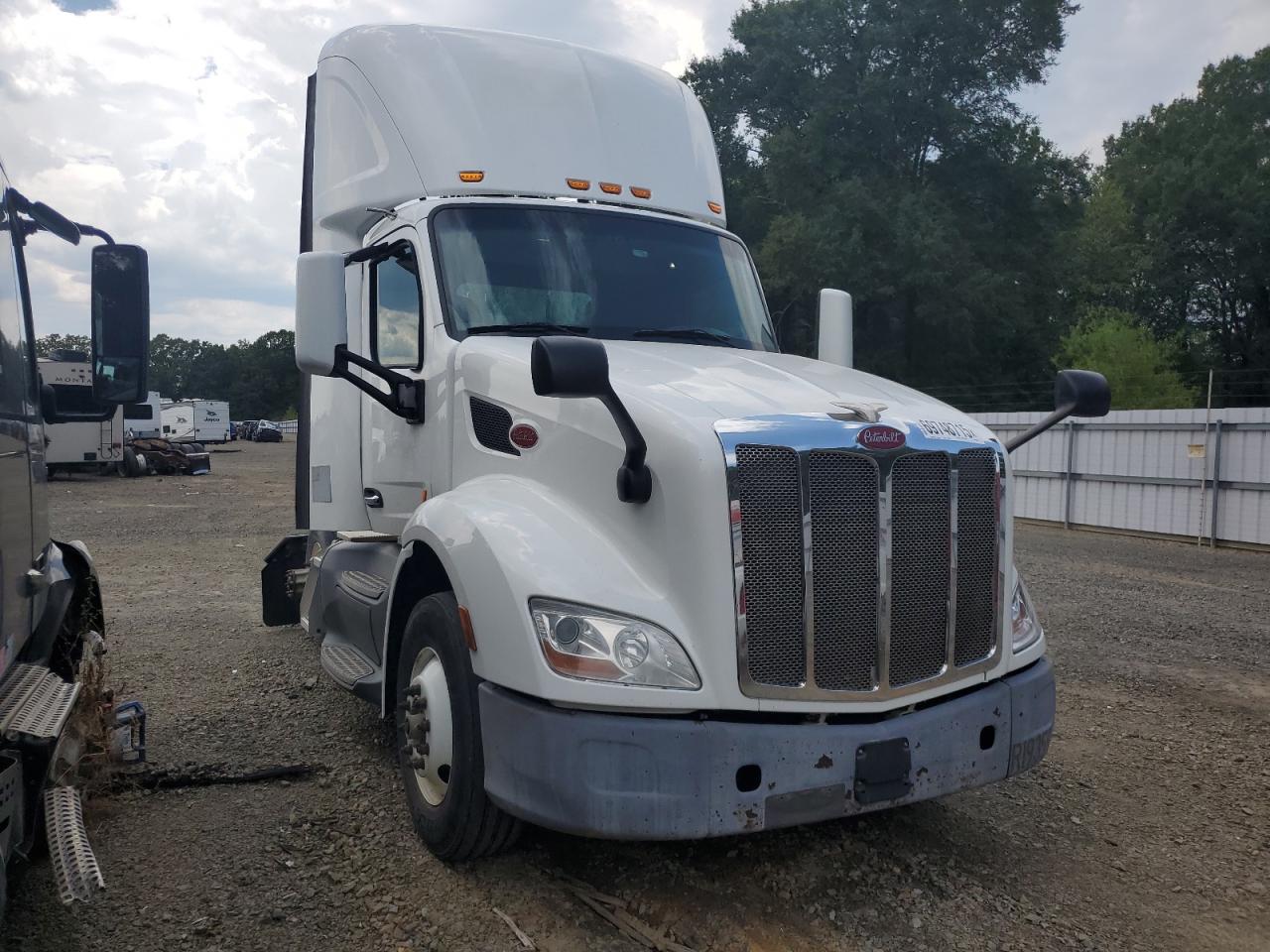 2017 Peterbilt tractor 579