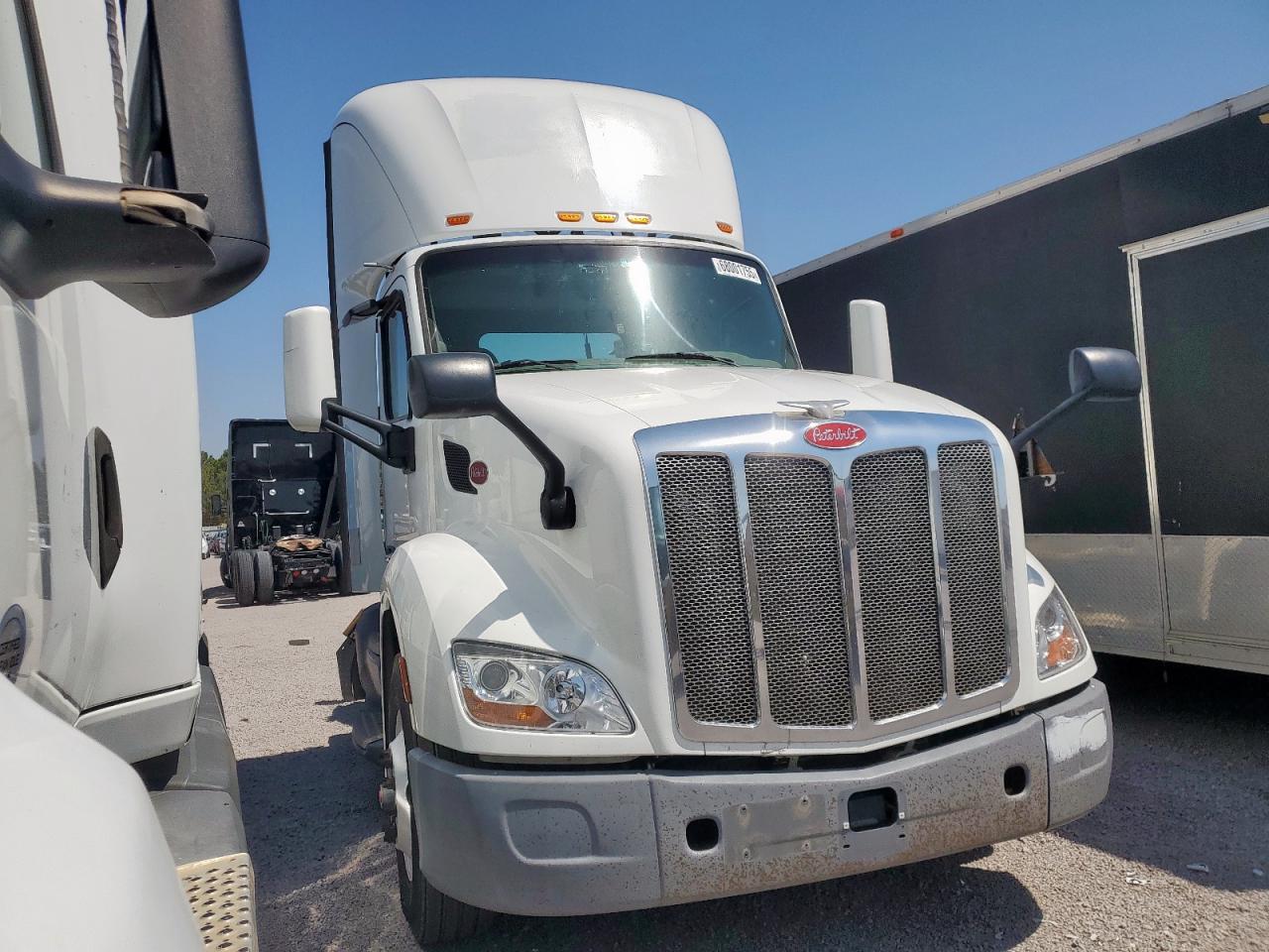 2017 Peterbilt tractor 579