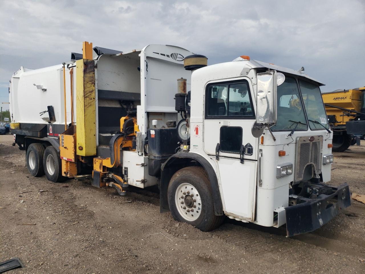 Peterbilt tractor 320