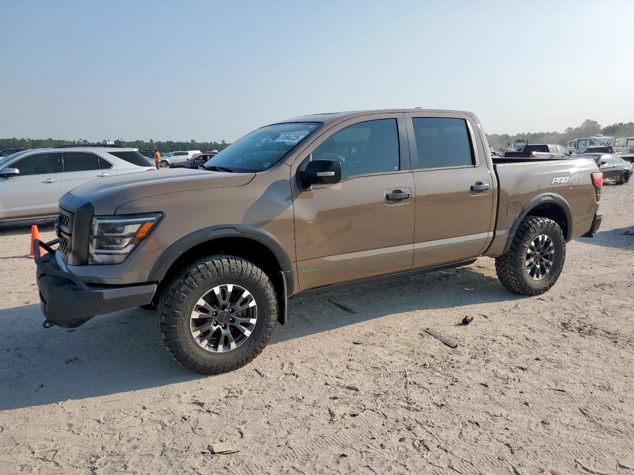 2023 Nissan Titan sv SV