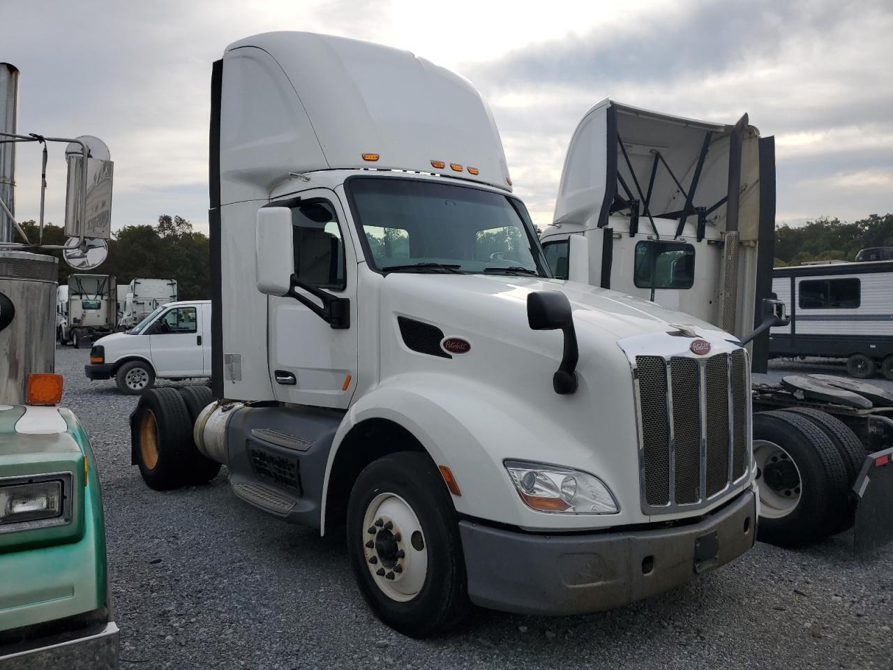 2016 Peterbilt tractor 579