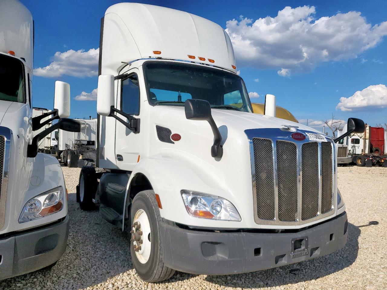 2017 Peterbilt tractor 579